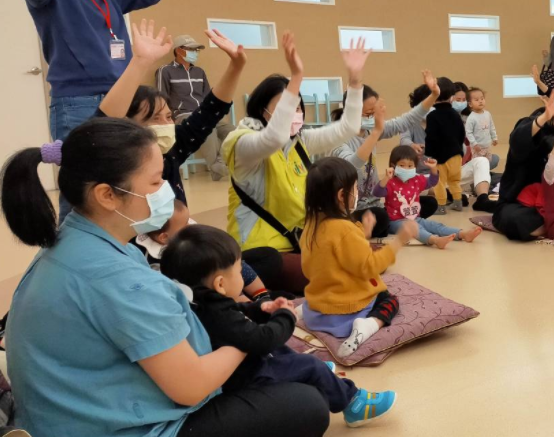 志工陪同視障讀者參與館內活動