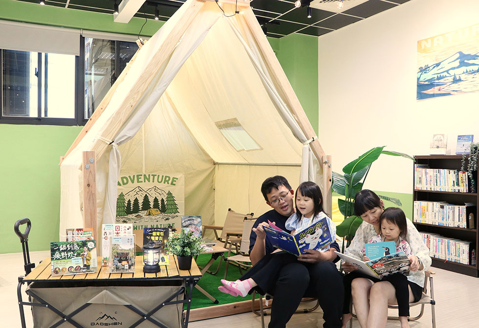 圖書館變露營場！中和員山分館重新啟用，打造休閒感露營風閱讀角